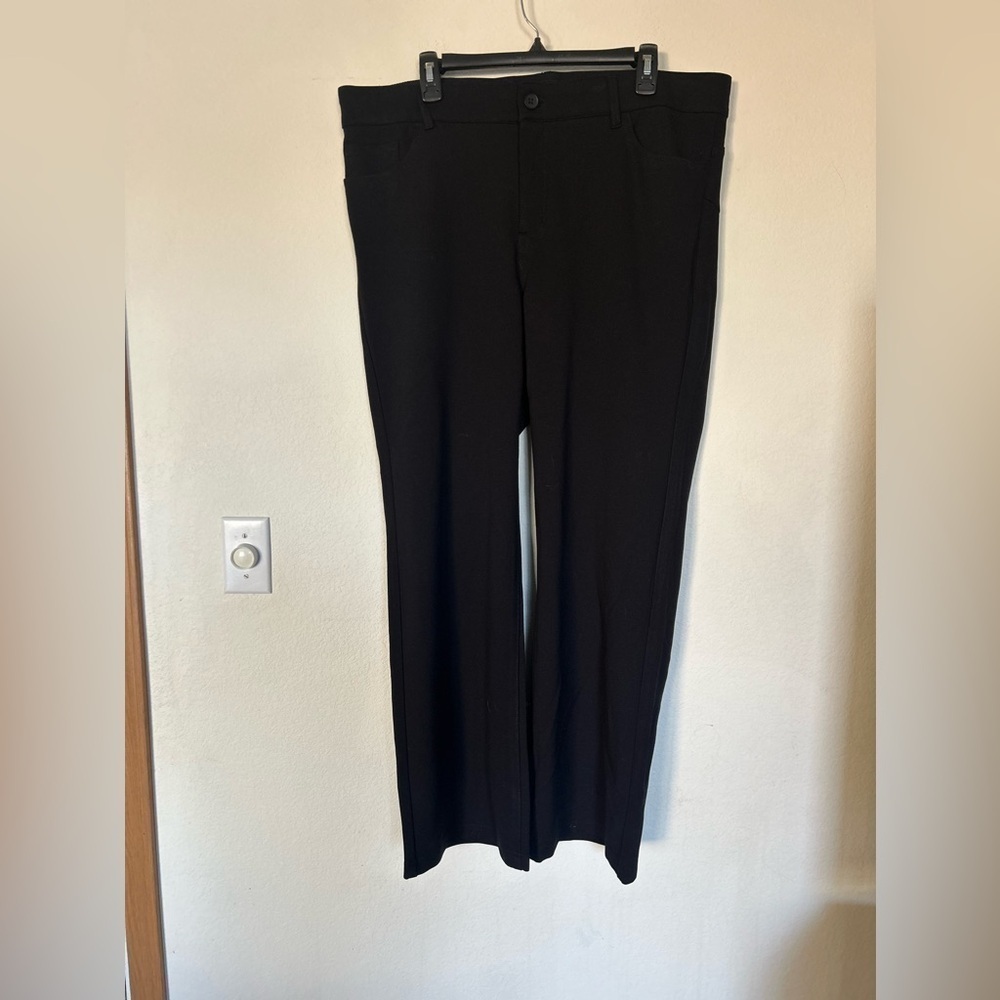 Torrid size 20 short black trousers